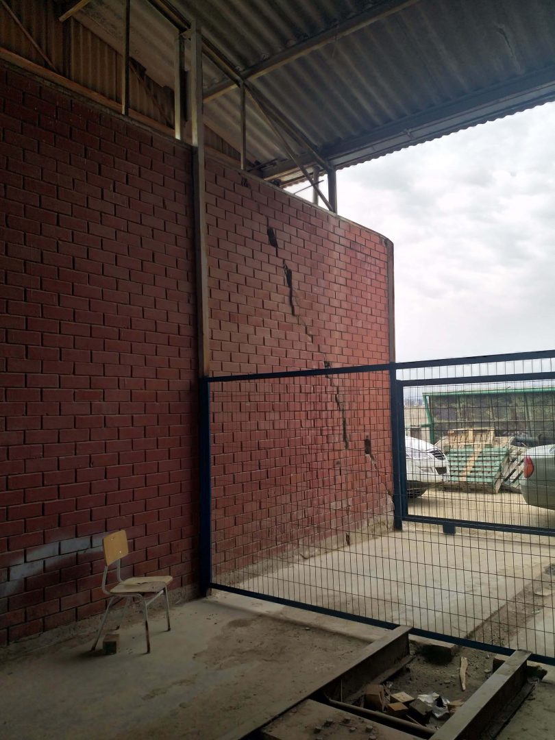 paño de albañilería sin apoyo lateral, agrietado